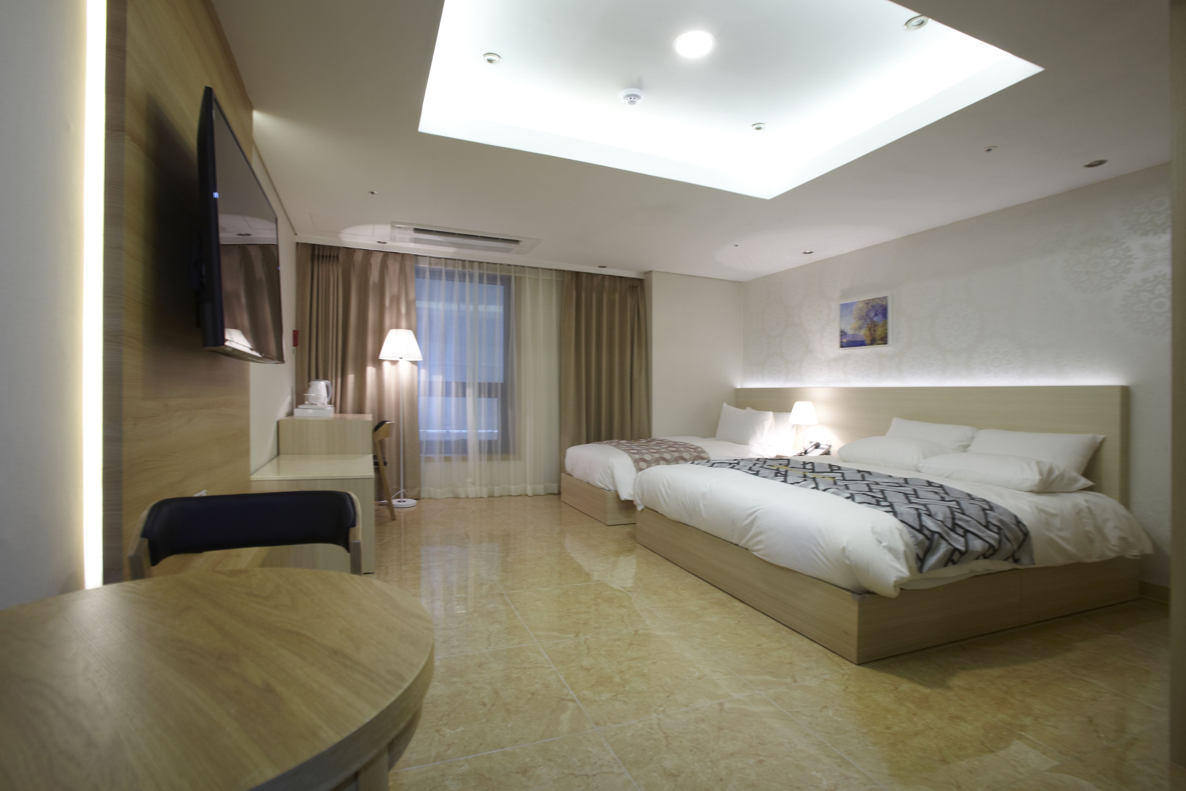 royal suite | premium bedding, down duvets, free minibar, in-room safe