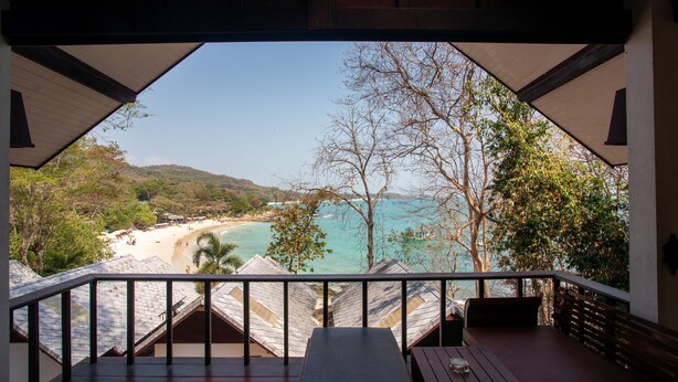 A balcony with a view of a beach and the sea. - Tubtim Resort (Rayong)