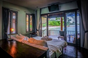 Balcony Beach front | Free WiFi, bed sheets