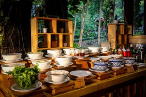 Café da manhã com buffet todos os dias mediante uma taxa