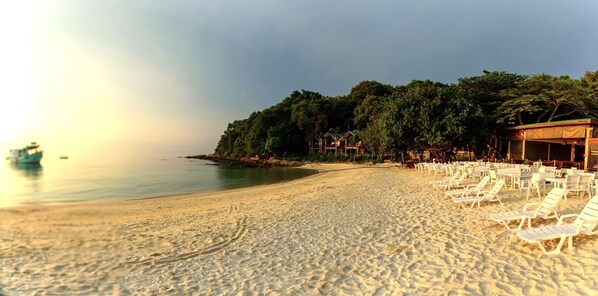 在海滩、沙滩毛巾