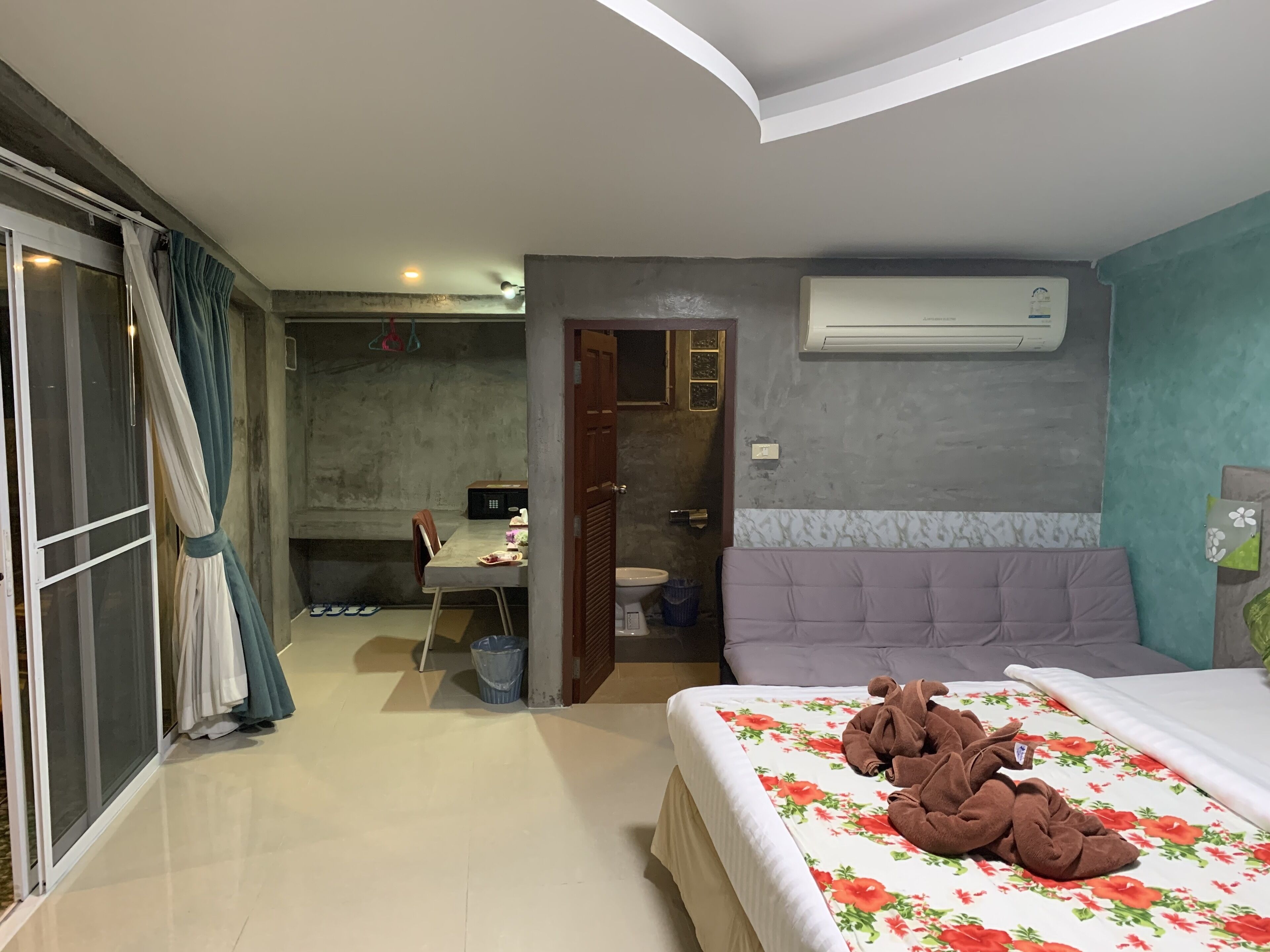 Une chambre d’hôtel comprenant un lit, une salle de bain, un coin repas et une vue sur l’extérieur.