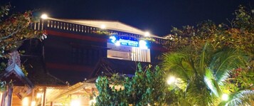 Fachada de la propiedad por la tarde o noche