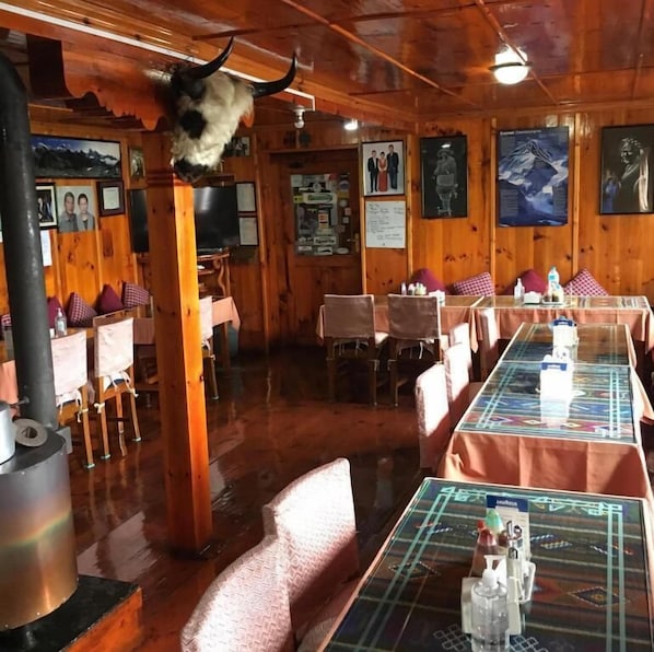 Déjeuner, dîner, souper et brunch servis sur place