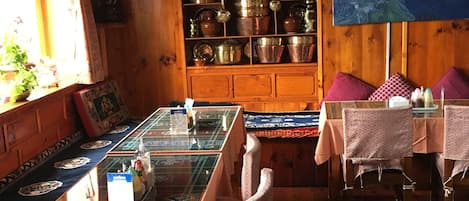 Café da manhã, almoço e jantar; culinária internacional