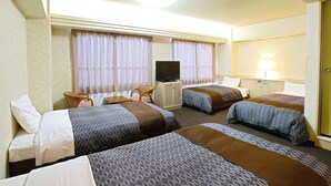A hotel room with three beds, a television, a desk, and a lamp. - Nagasaki IK Hotel (Nagasaki)