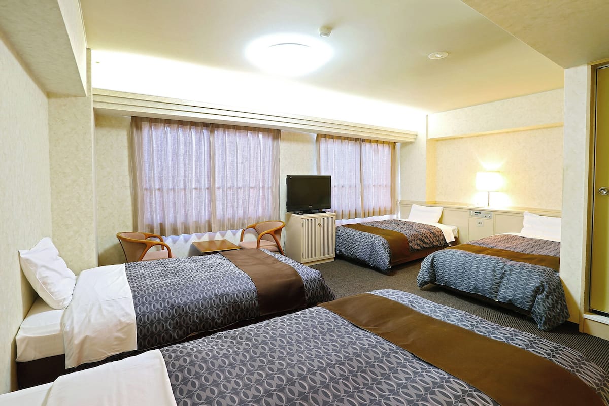 家庭四人房, 多張床, 非吸煙房 | 遮光布/窗簾、熨斗/熨衣板、免費無線上網、床單
