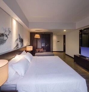 Escritorio, cortinas opacas, tabla de planchar con plancha y wifi gratis