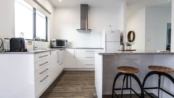 Appartement, 1 chambre | Cuisine privée | Grand réfrigérateur, micro-ondes, plaque de cuisson, lave-vaisselle