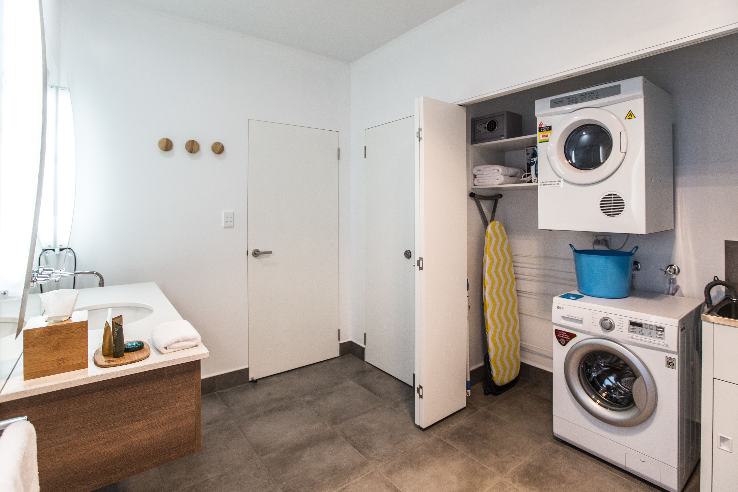 one bedroom apartment | bathroom amenities | shower, free toiletries, towels