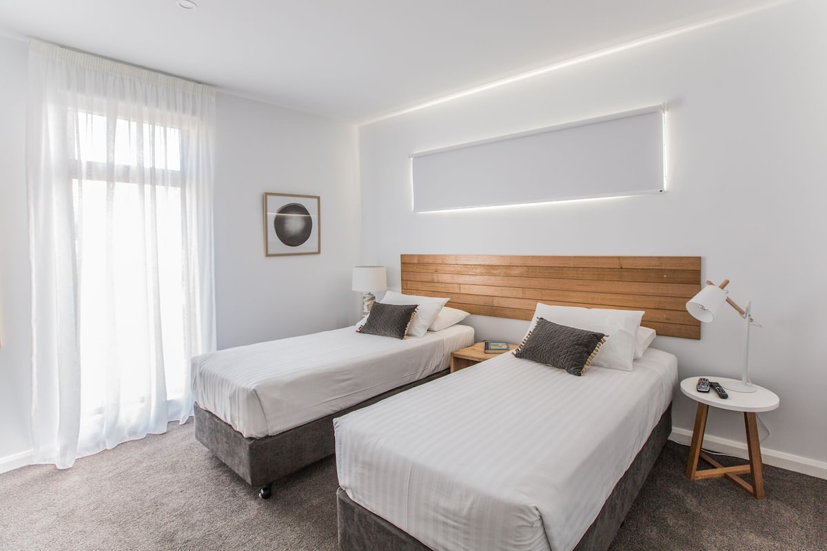 one bedroom apartment | 1 bedroom, minibar, in-room safe, iron/ironing board