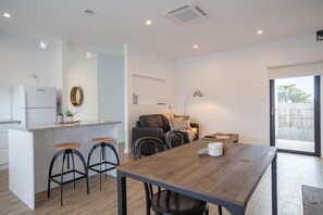 Full-size fridge, microwave, stovetop, dishwasher