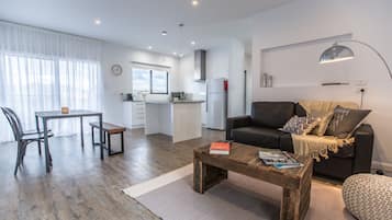 Departamento, 1 habitación | Área de sala de estar | Televisión de pantalla plana