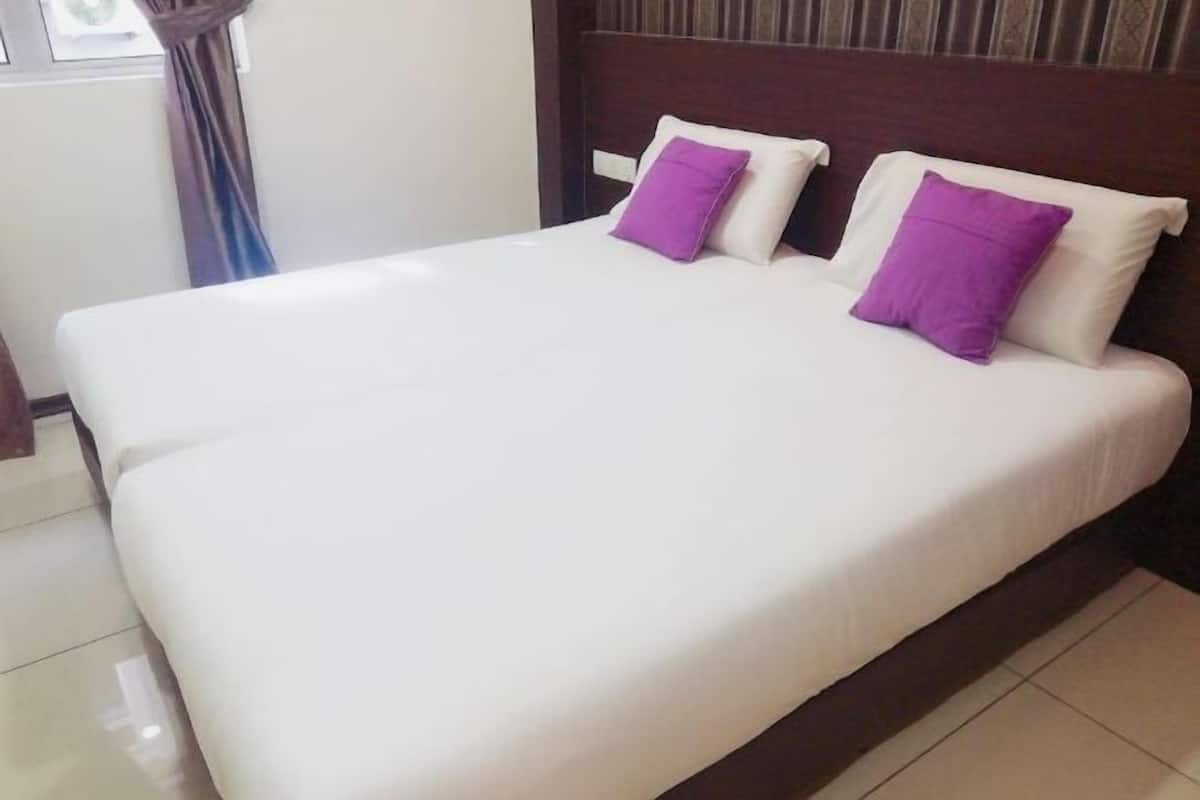 Desk, iron/ironing board (on request), WiFi (free), bed sheets