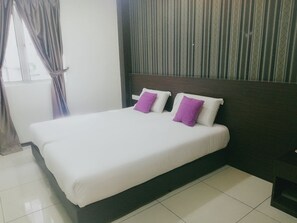 Habitación estándar con 2 camas individuales, 2 camas individuales | Escritorio, tabla de planchar con plancha, wifi gratis y ropa de cama