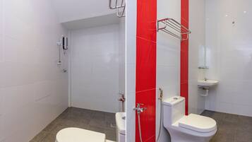 Shower, free toiletries, bidet, towels