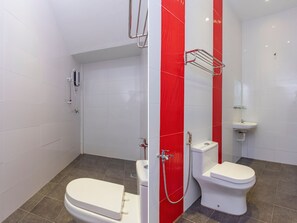 Douche, articles de toilette gratuits, bidet, serviettes fournies