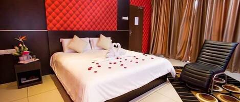 Phòng đôi Deluxe, 1 giường cỡ king | Bàn, bàn ủi/dụng cụ ủi quần áo, truy cập Internet không dây miễn phí