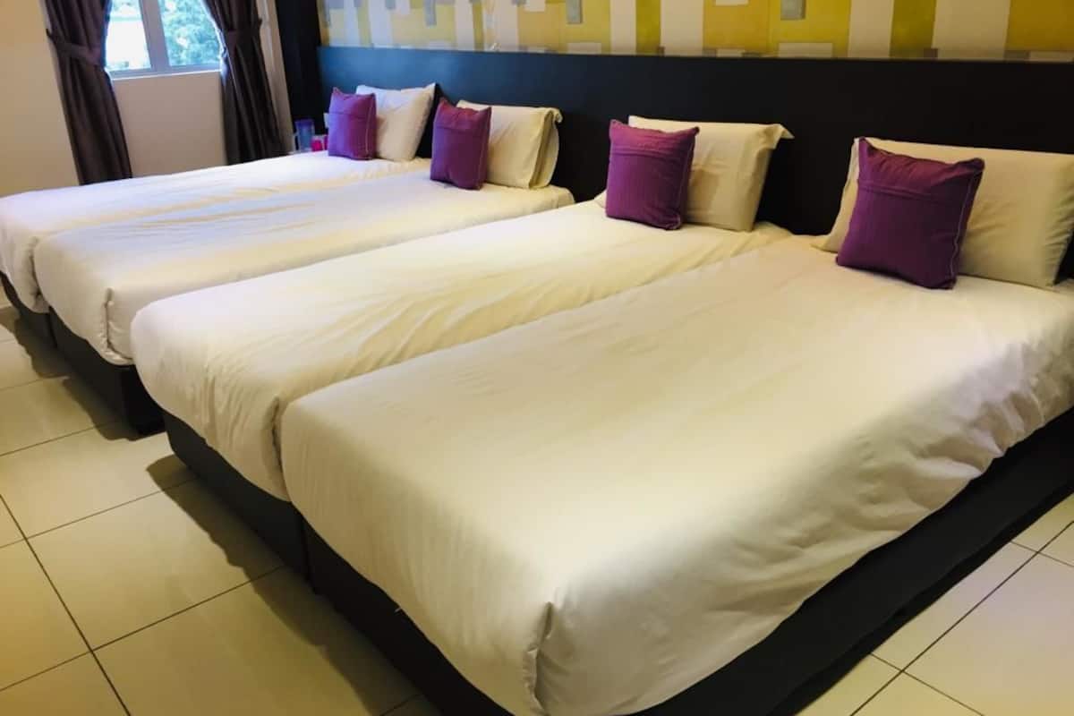 Familie suite, meerdere bedden | Een bureau, een strijkplank/strijkijzer, gratis wifi, beddengoed