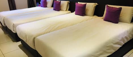 Suite familiar, varias camas | Escritorio, tabla de planchar con plancha, wifi gratis y ropa de cama