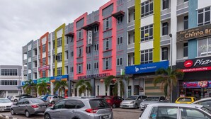 Um hotel com vários andares e um letreiro grande com a inscrição 'Remember Hotel'.