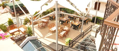 Breakfast, lunch, dinner served; international cuisine