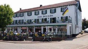 A building with a sign reading "Hotel Genl & Ratz". - Gasterij Berg & Dal (Slenaken)