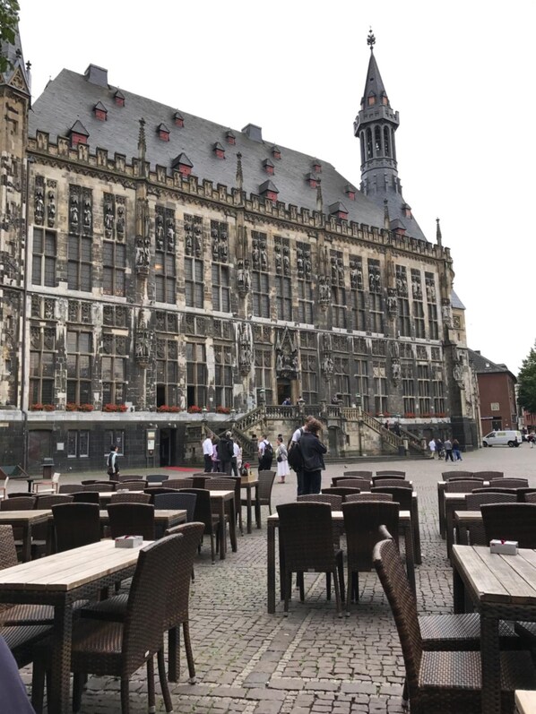 Se sirven desayunos, almuerzos, cenas y cocina local e internacional