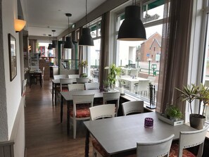 Frokost, lunsj og middag serveres, lokale og internasjonale retter 