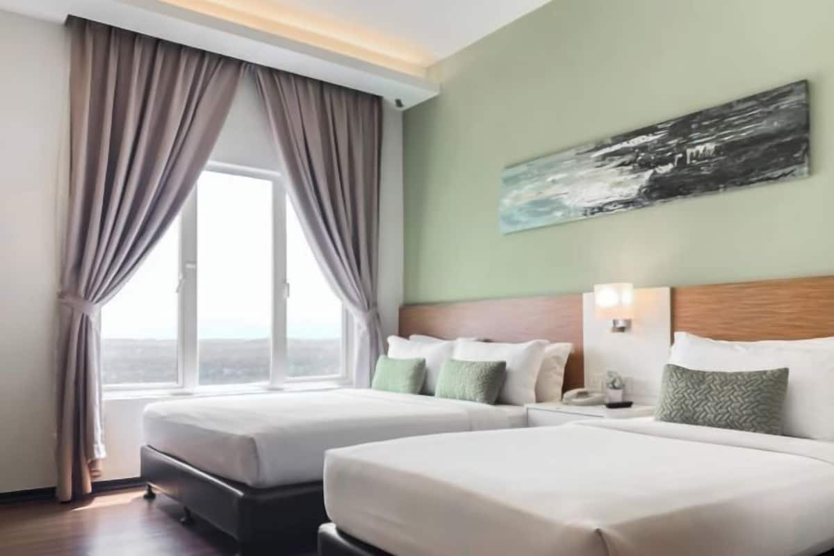 Minibar, tabla de planchar con plancha, wifi gratis y ropa de cama