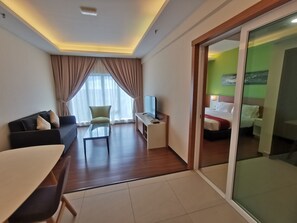 家庭套房 | 迷你吧、熨斗/熨衣板、免費無線上網、床單