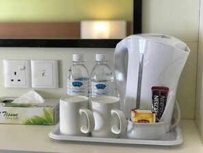 Frigorífico y hervidor eléctrico