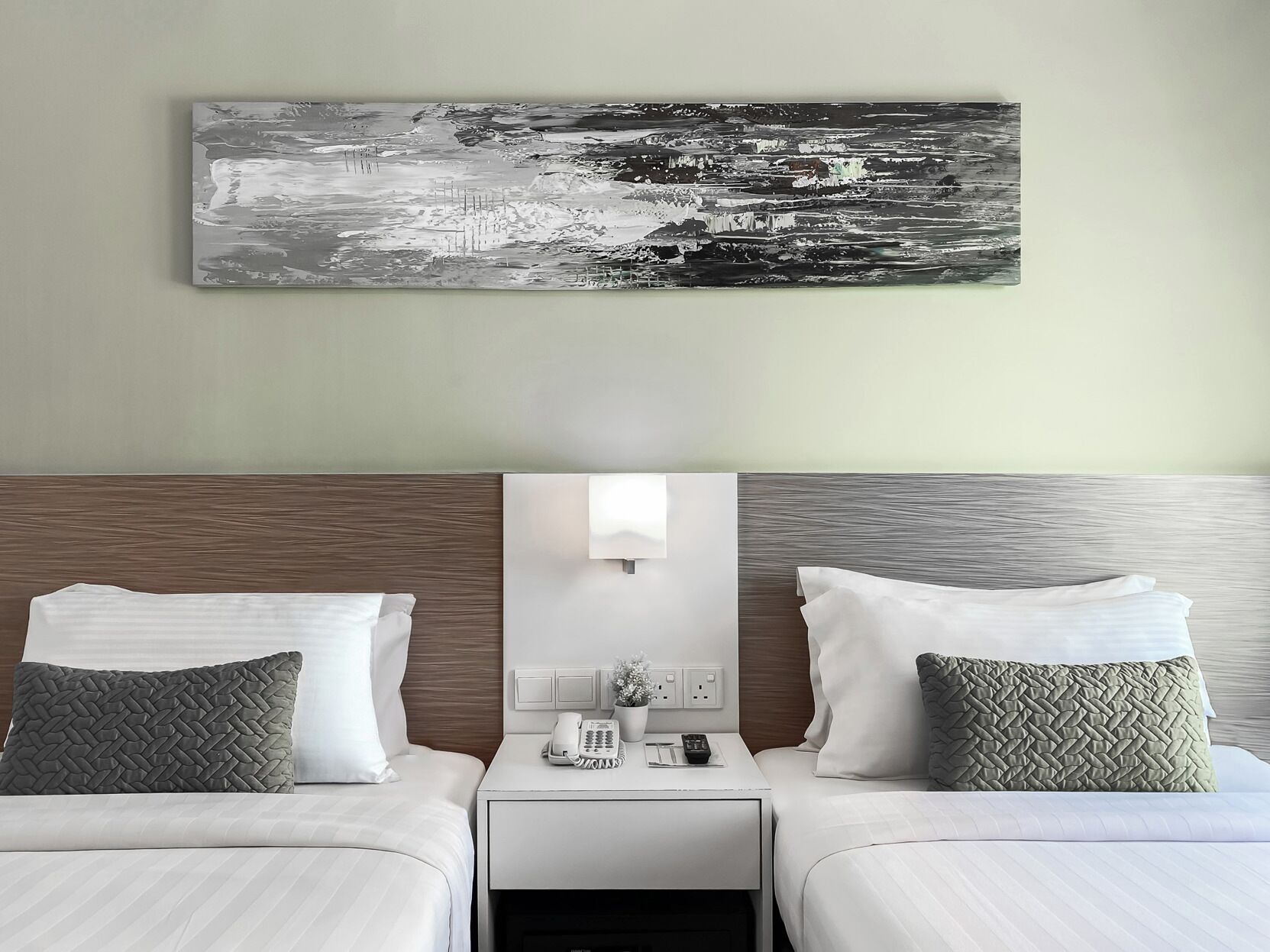 Minibar, tabla de planchar con plancha, wifi gratis y ropa de cama