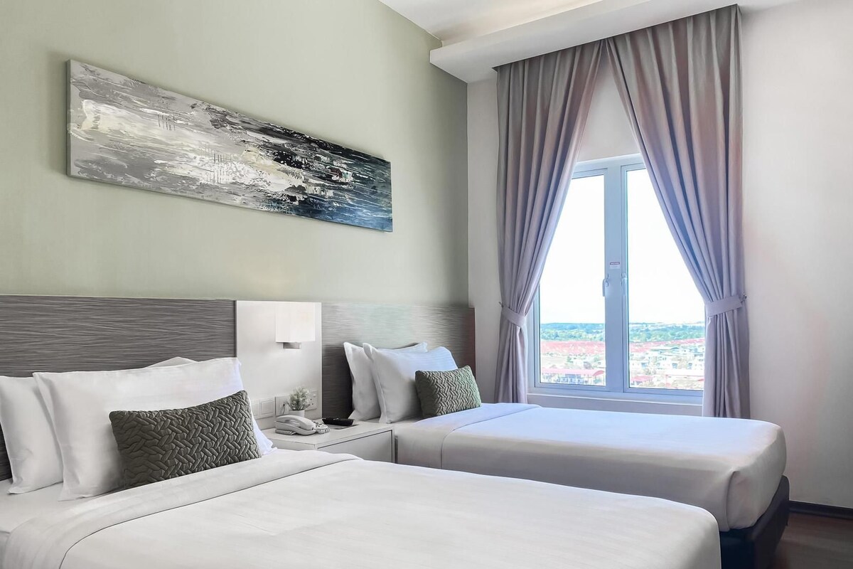 Een minibar, een strijkplank/strijkijzer, gratis wifi, beddengoed