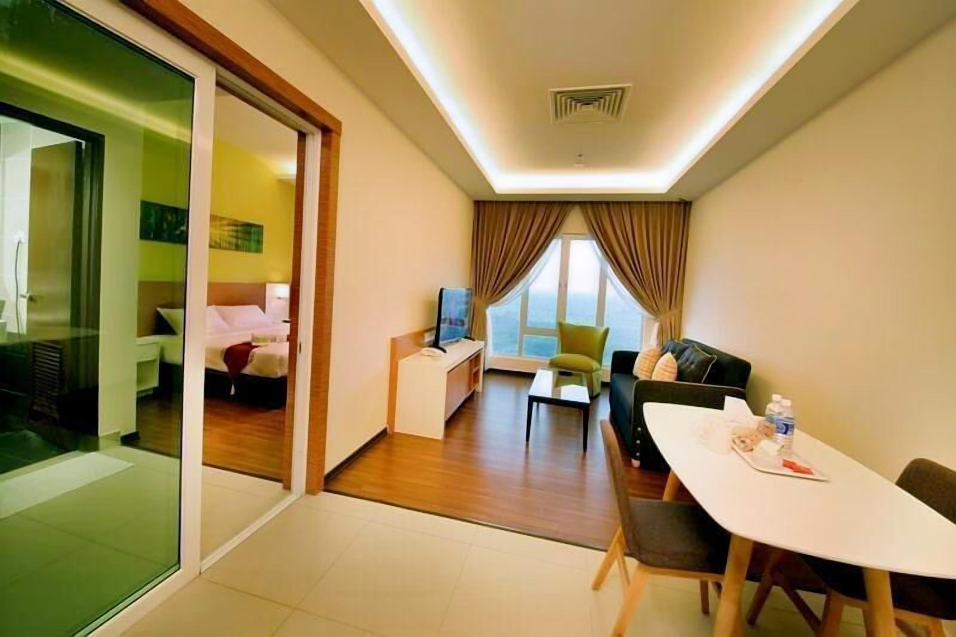 Minibar, iron/ironing board, free WiFi, bed sheets