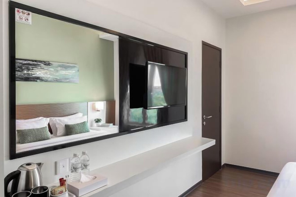 Minibar, tabla de planchar con plancha, wifi gratis y ropa de cama 