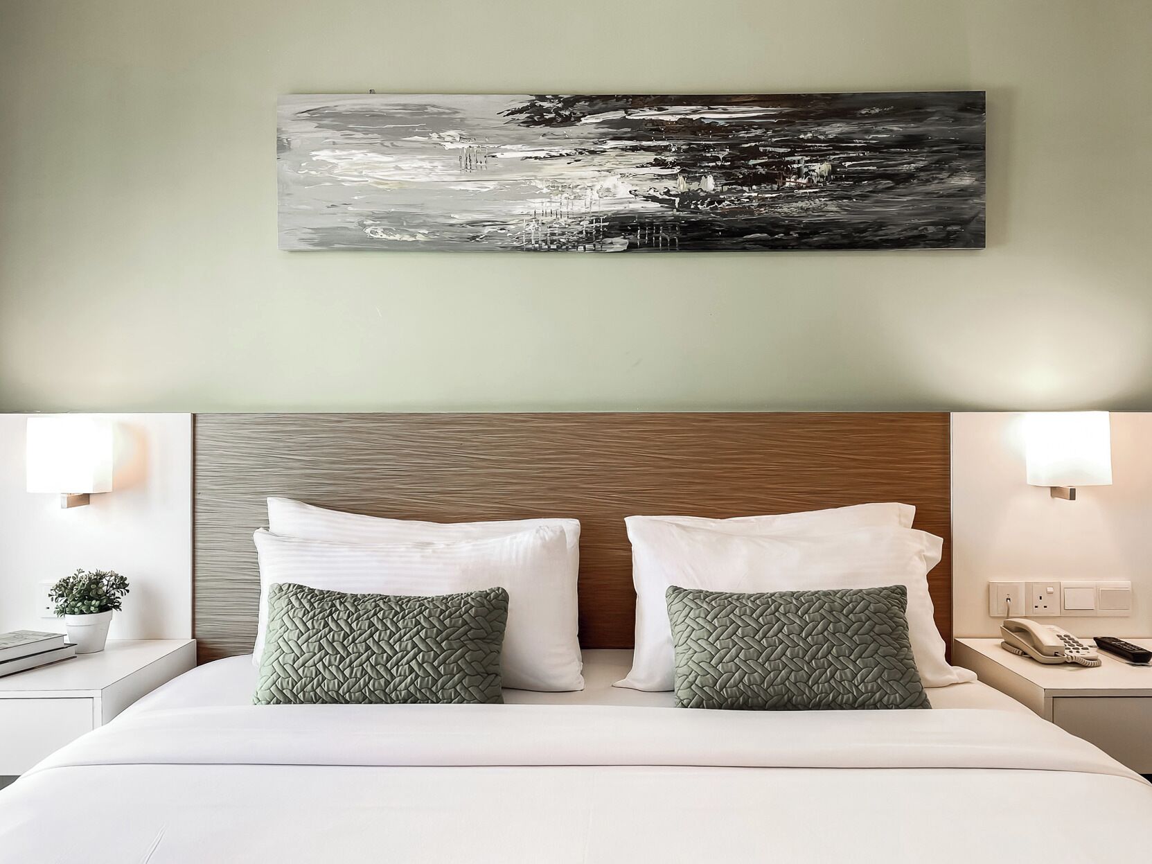 Minibar, tabla de planchar con plancha, wifi gratis y ropa de cama