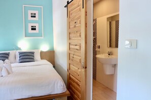 Kahden hengen deluxe-huone (yksi tai kaksi sänkyä) | Kylpyhuone | Suihku, ilmaiset hygieniatuotteet, hiustenkuivaaja, pyyhkeet