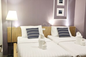 Habitación superior con 1 cama doble o 2 individuales | Sistema de insonorización, camas supletorias, wifi gratis y ropa de cama