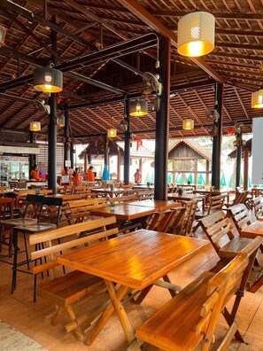 Breakfast, lunch and dinner served - Jirawan Hotel (Rayong)