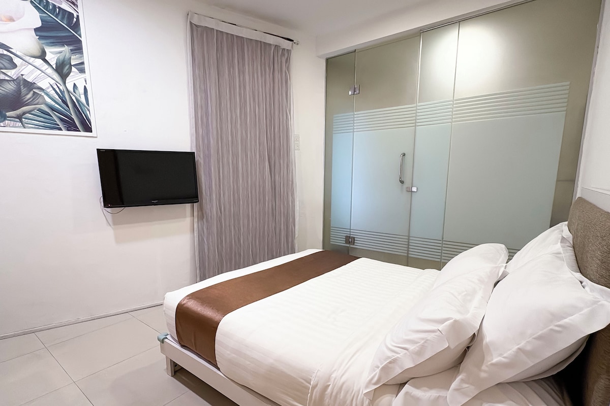 Deluxe Double Room with Window | Desk, iron/ironing board (on request), WiFi (free), bed sheets