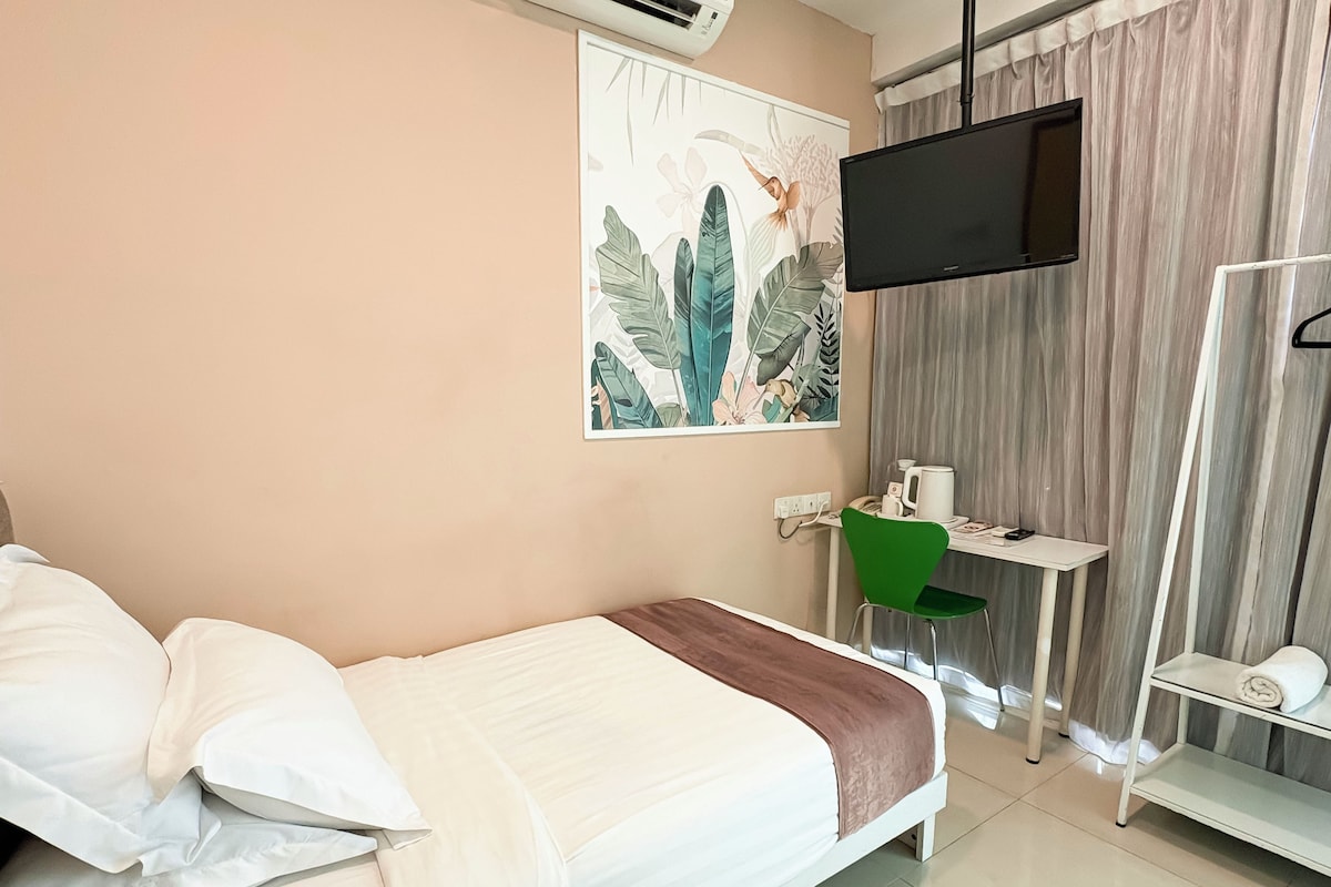 Superior Single Room with Window | Desk, iron/ironing board (on request), WiFi (free), bed sheets
