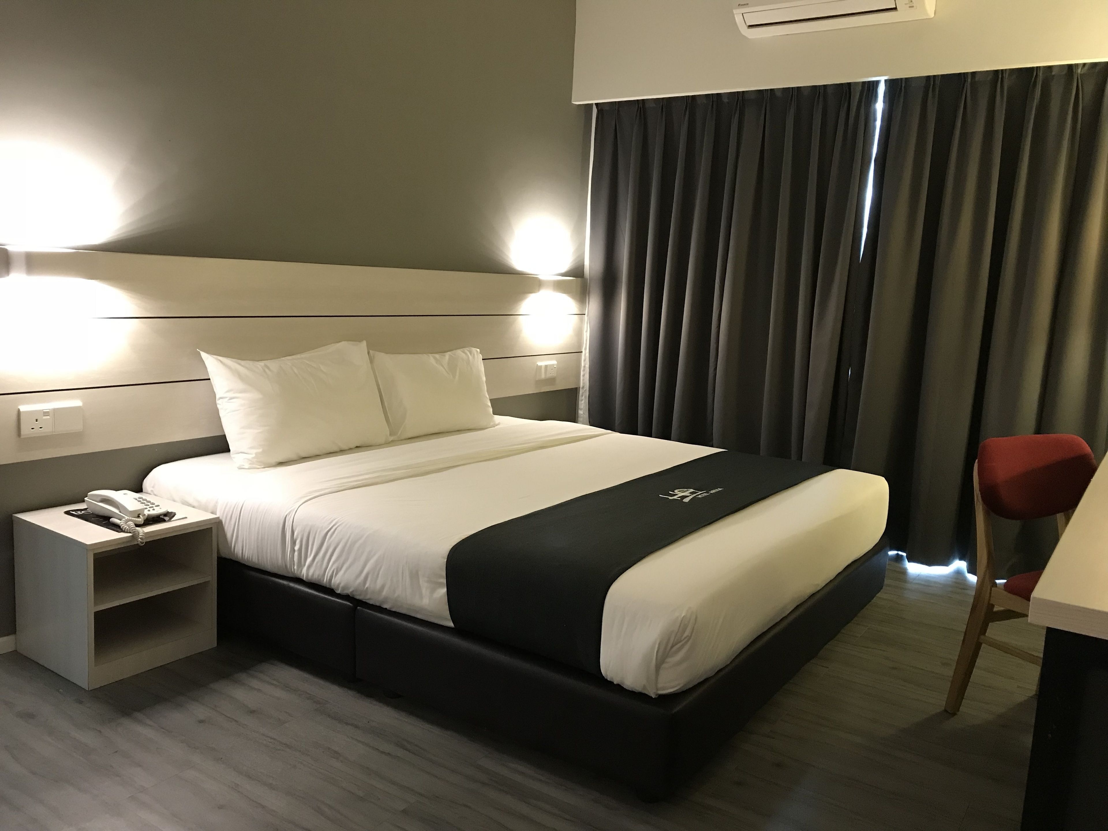 Minibar, caja de seguridad en la habitación y escritorio 