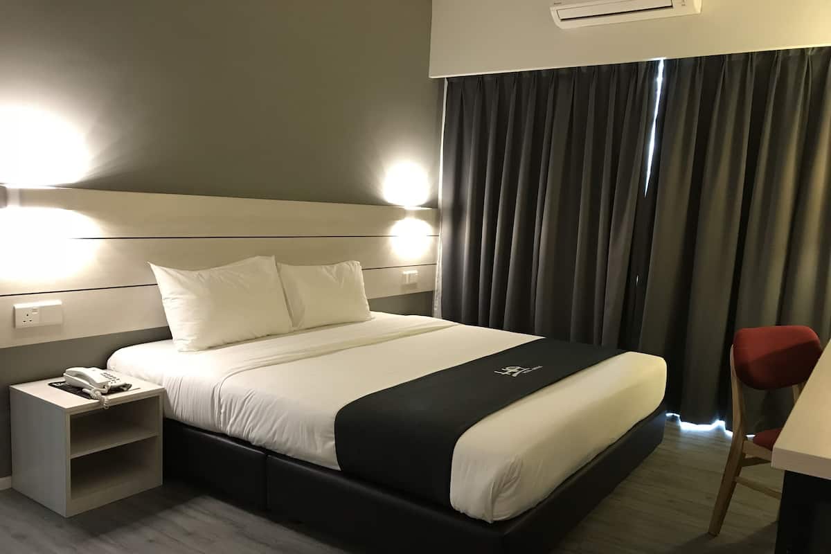 Minibar, caja de seguridad en la habitación y escritorio