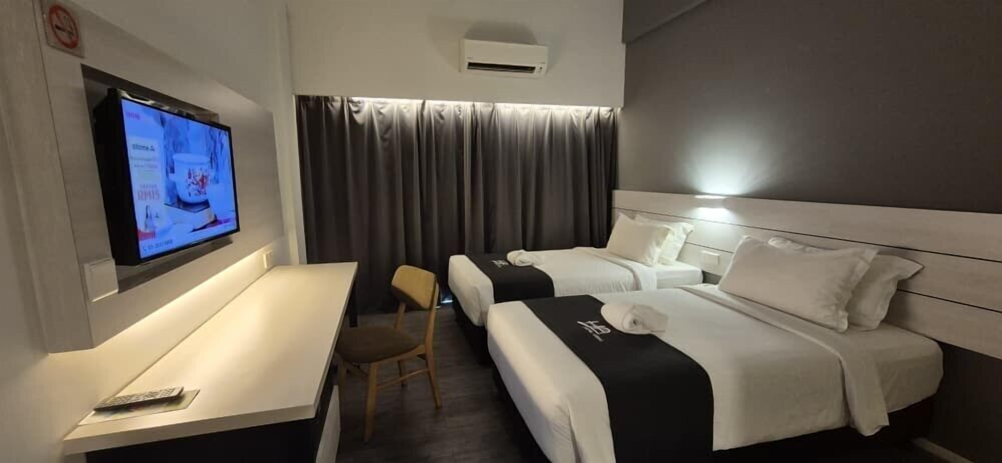 Habitación junior con 2 camas individuales | Minibar, caja de seguridad en la habitación y escritorio 