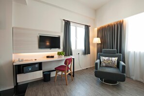 Minibar, in-room safe, desk, blackout drapes - Hotel Arissa (Malacca City)