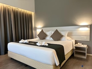 Habitación ejecutiva, 1 cama King size | Minibar, caja de seguridad en la habitación y escritorio 