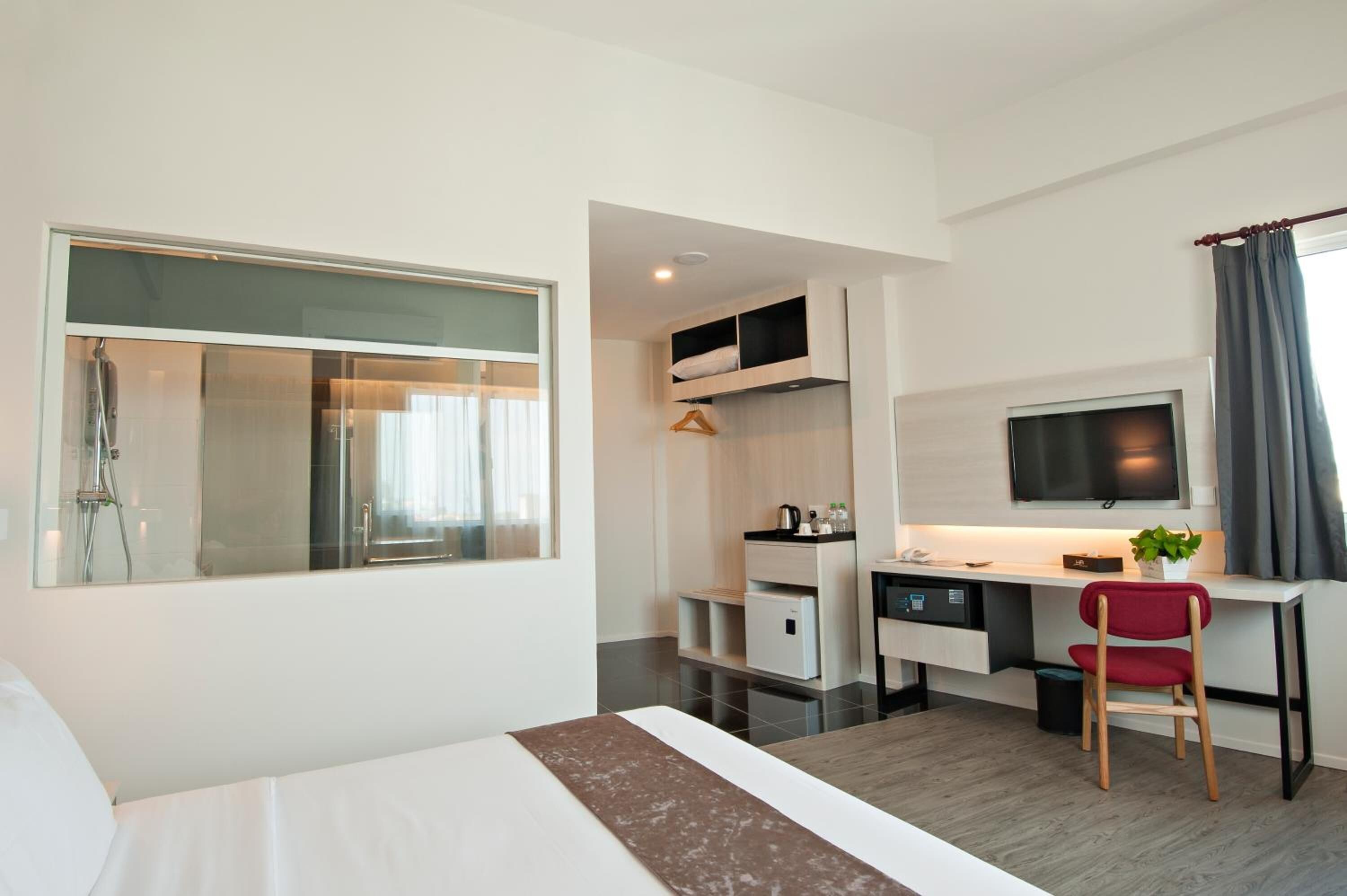 minibar, in-room safe, desk, blackout curtains