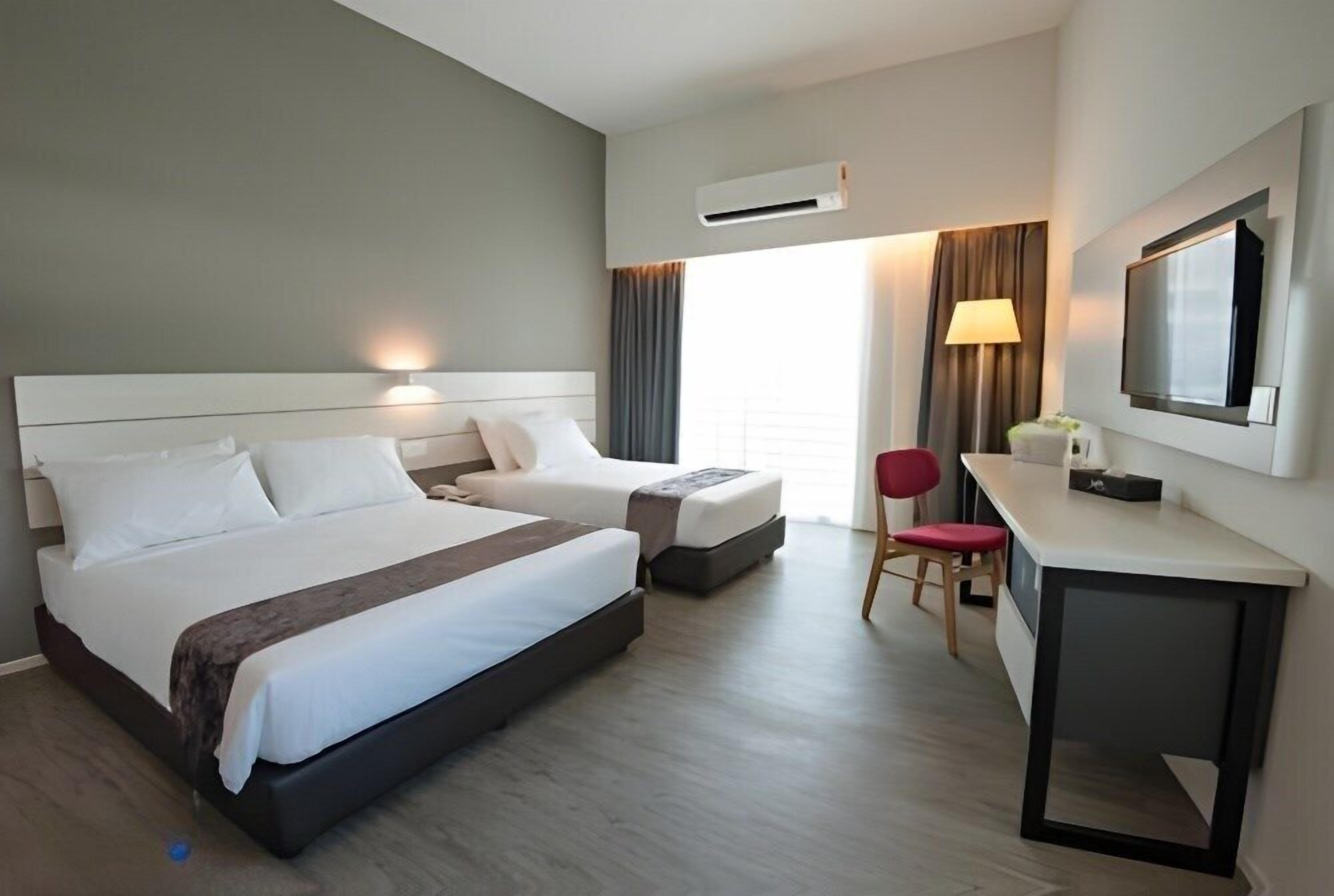 Habitación Premier | Minibar, caja de seguridad en la habitación y escritorio 