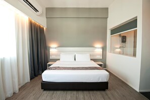 Een minibar, een kluis op de kamer, een bureau, verduisterende gordijnen